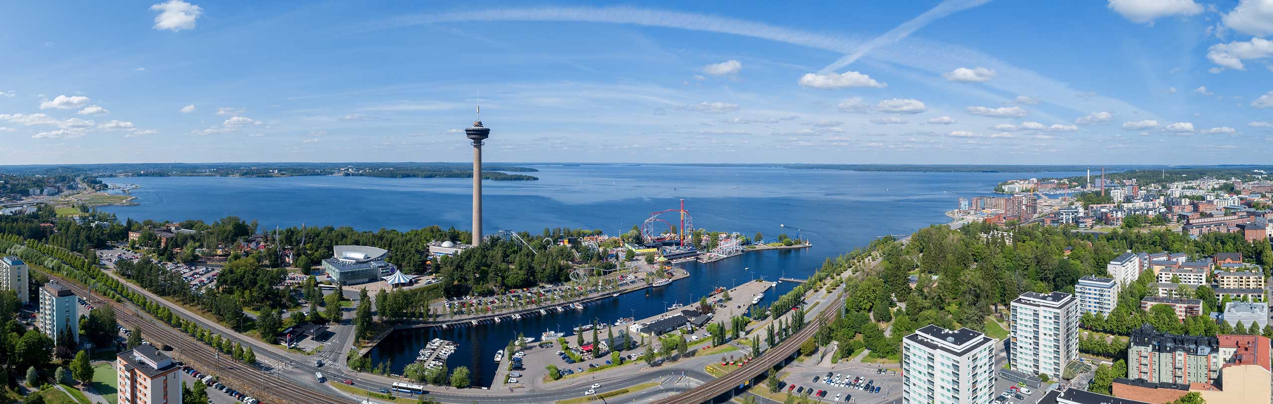 Tampere kuvattuna ilmasta. Kuvassa näkyy mm. Särkänniemi ja Näsijärvi.